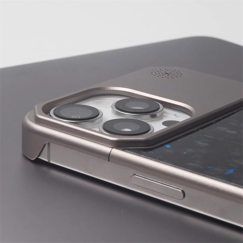 iPhone 16ProMax用カーボンファイバー製ボーダー - Heat Dissipation Case のレビューと価格